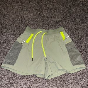 Multi pocket cargo high rise hiking short 5” size 8